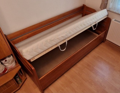 S�nus - Egyedi, karf�s, + 10 cm magas�tott kanap��gy, antikolt �cseresznye sz�nben, be�p�tett �gynem�tart�val, 80x200 cm-es m�retben, t�m�r, borovi feny� kivitelben, most 30 % kedvezm�nnyel!