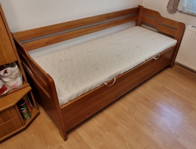 S�nus - Egyedi, karf�s, + 10 cm magas�tott kanap��gy, antikolt �cseresznye sz�nben, be�p�tett �gynem�tart�val, 80x200 cm-es m�retben, t�m�r, borovi feny� kivitelben, most 30 % kedvezm�nnyel!