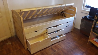 Egyedi, 7 fi�kos, 90x200 cm, korl�tos, felnyithat� Hever�, be�p�tett �gynem�tart�val - nagy teherb�r�s�, massz�v!, t�m�r, borovi feny� -   selyemf�ny� lakkoz�ssal - Most 30 % kedvezm�nnyel!