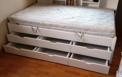 Egyedi, 120x200 cm-es, 6 fi�kos, felnyithat�, �gynem�tart�s hever� - nagy teherb�r�s�, massz�v! -   feny� kivitelben  - Feh�r fest�ssel - Most 30 % kedvezm�nnyel!
