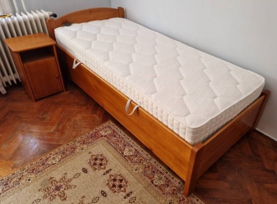 Zaf�r 90x200 cm + 10 cm magas�tott, felnyithat� hever� - nagy teherb�r�s�, massz�v! - Antikolt �cseresznye sz�nben p�colva - most 30 % kedvezm�nnyel! - most aj�nd�k kisp�rn�val! 